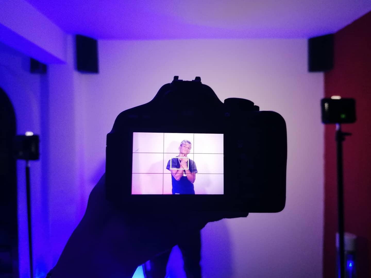 Servicio de fotografía profesional de Desconcertados para raperos y artistas urbanos; retratos con estilo auténtico y calidad de estudio, capturando la esencia y presencia del talento musical.